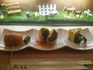 ダイニング&バル串庵のとまとベーコン串、串庵オリジナル生春巻き、スパニッシュオムレツの3種盛り