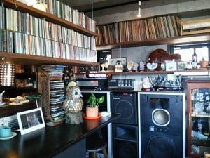 ジャズ喫茶ジャンゴのたくさんのレコードがある