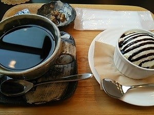 Cafeミルクのコーヒーとアイスクリーム