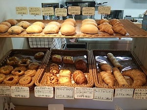marushu cafe(マルシュカフェ)のお店に入ると左側にパンが並ぶ