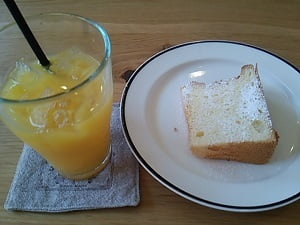 marushu cafe(マルシュカフェ)のオレンジジュースとシフォンケーキ