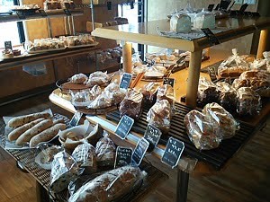 パンの店オリバーのいろんな種類のパンが並ぶ