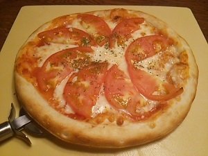 トマト&オニオン国分隼人店のたっぷりトマトのピザ