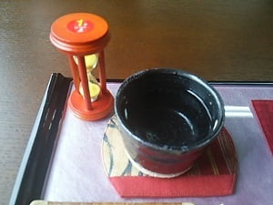 浜之市ふれあいセンター内お茶カフェの湯冷ましの時間を砂時計で測る