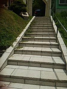 ノーブル霧島珈琲館の入口への階段