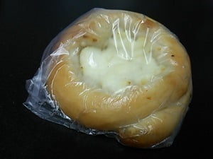 SAKURA BAKERY(さくらベーカリー)のクリームチーズのハチミツのせ