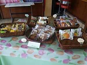 大塔菓子舗のテーブル上のカゴに並ぶお菓子もあり
