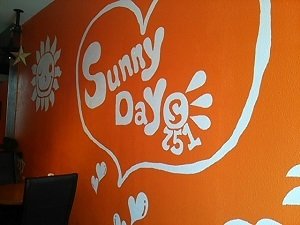 Foods＆Bar Sunny Days751(サニーデイズ)の店名が右壁にオシャレに書いてある
