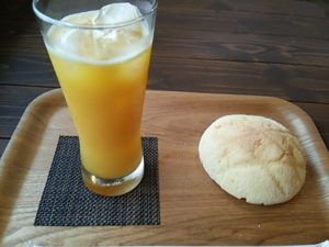 bakery cafe blossomのオレンジジュースとメロンパン