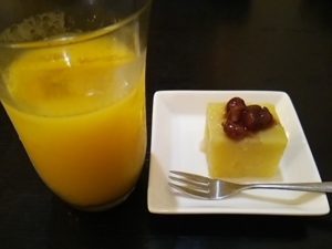 酒膳福田のランチのさつまいもとりんごの羊羹にオレンジジュース