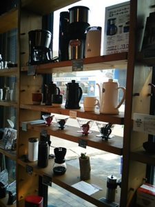 ヴォアラ珈琲 霧島国分本店の窓際にインテリアのようにコーヒーに必要な備品が飾られている