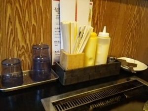 広島風お好み焼き 安兵衛のテーブルセットはカラシ、マヨネーズ、つまようじ