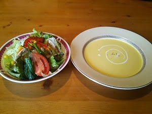 トラットリアロッシの菜園風オムレツセットのサラダとデザートセットのスープ