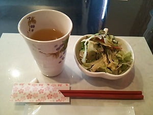 M's旬菜の週替わりランチの健康茶とサラダ