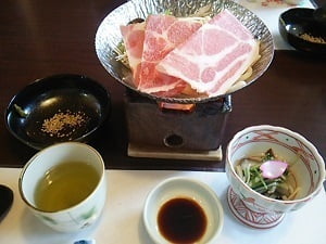 日本料理 旬彩なか村のおまかせランチの小鉢となべ