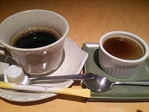 日本料理レストラン 京はるかのコーヒーと黒ゴマプリン