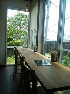 cafe食堂JyuJyuの奥の窓際のカウンター席