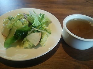 ジョリーパスタ 霧島隼人店の日替わりランチのスープ、追加サラダ