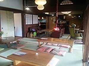 蒲生茶廊zenzai(ぜんざい)の奧から入口の雰囲気