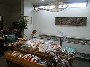 ひものCafe坂元水産直売所の店内右は坂元水産直売所の品々が並ぶ