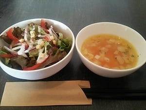 Hitoiki -ひといき- 坂之上店のサラダとスープ