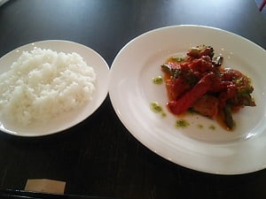 Hitoiki -ひといき- 坂之上店の鶏のトマト煮込みランチのご飯と鶏のトマト煮込み