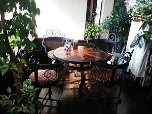 エアロンカの観葉植物を仕切りに窓際の丸テーブルもある