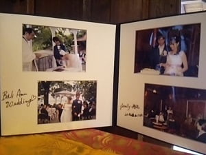 Cafe Bali Ann(カフェバリアン)の結婚式や写真の前撮りの写真がピアノの上にあった