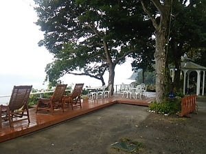 Cafe Bali Ann(カフェバリアン)のリゾート施設のプールサイドにあるようなデッキチェアーがある
