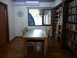 Cafe＆Gallery 風雷坊主ミロクの正面奥の右は本棚があって半個室のようになっている