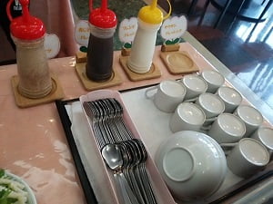 中国料理 凌雲閣＆和膳ゆうづきの大きなフロアの真ん中にセルフコーナーがありドレッシングが4種類並ぶ