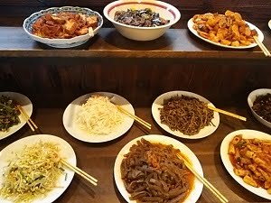 本場韓国料理 洪家苑(ほんかえん)の前に並ぶ料理を左から