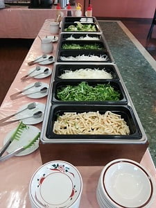 中国料理 凌雲閣＆和膳ゆうづきの大きなフロアの真ん中にセルフコーナーがありサラダバー