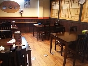 本場韓国料理 洪家苑(ほんかえん)のイートインスペースの雰囲気
