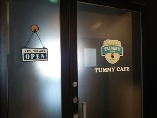 新TUMMY CAFE(タミーカフェ)の入口
