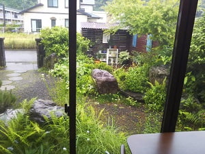Rustic Cafeの雨の日のお庭の景色