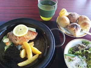 京セラホテル洋食レストランデルソーレのハーフビュッフェランチのメインと取って来たサラダとパン