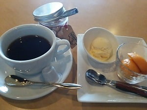 新TUMMY CAFE(タミーカフェ)のコーヒーとデザート