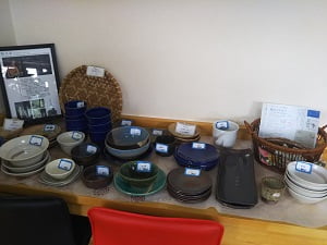 木花家(こかげ)のカウンター席隅に売り物の陶器類が並んでいる