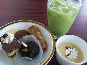 京セラホテル洋食レストランデルソーレのハーフビュッフェランチのスイーツと抹茶オレ