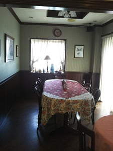トロムヴォーンズカフェ ウッドベリーの奥の半個室の部屋