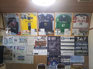 味乃隆寿司の右の部屋の壁にサッカー(・・?