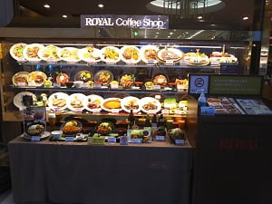 ロイヤルコーヒーショップ 鹿児島空港店の表の食品サンプルメニューのショーケース