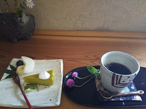 桜凱(おうがい)のコーヒー、カボチャのケーキ