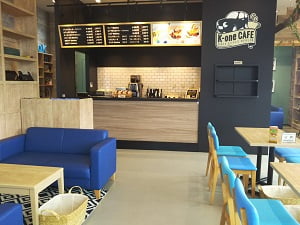Ｋ-oneCAFE(ケイワンカフェ)の右半分のカフェ部分