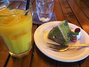ベースカフェのワンプレートランチのオレンジジュースとデザート