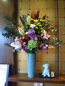 ふく福 国分店の入って正面に凄いお花が飾られている