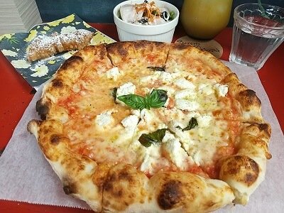 Pizzeria Agora(ピッツェリア アゴラ)のランチセットのマリコッタ、カンノーロ、オレンジ