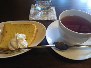 霧島茶房けやきのデザートのブチシフォンに紅茶