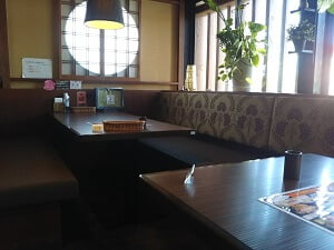 みつい家珈琲店Juju(寿樹)の奧には半個室のような席がある